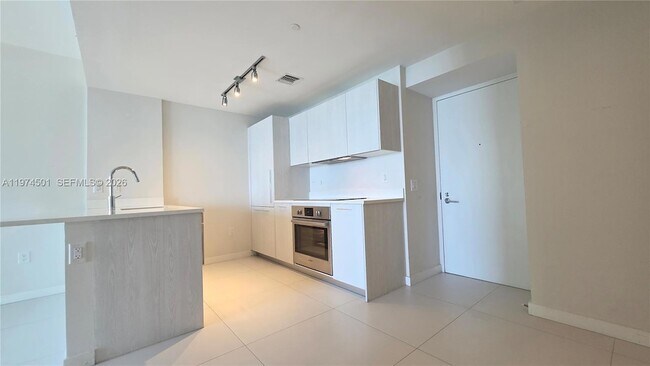 Photo - 501 NE 31st St Unidad 2404