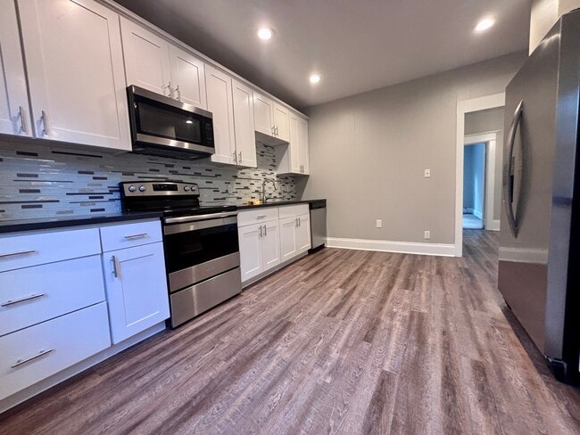 Building Photo - 718 NW 21st Ave Unit B
