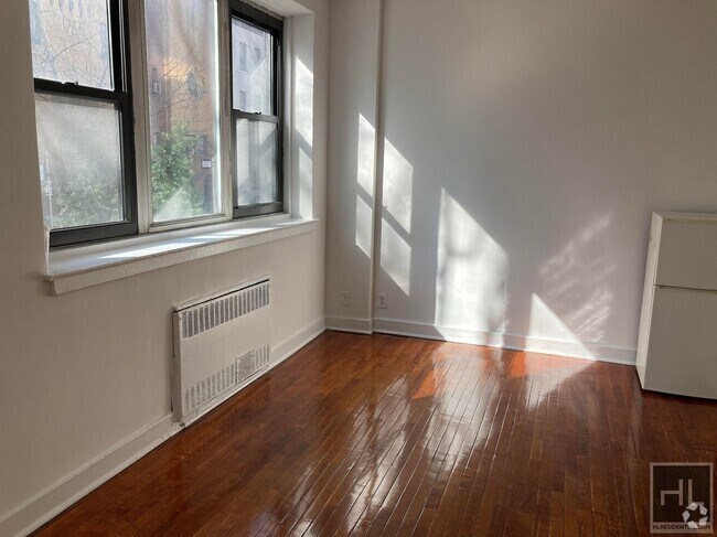 Building Photo - NO FEE Studio in Lenox Hill! Won't Stay on... Rental