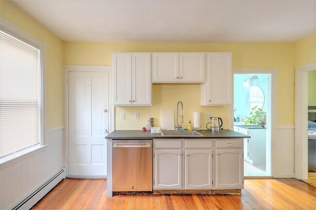 Building Photo - 289 Grove St Unit 2 Rental