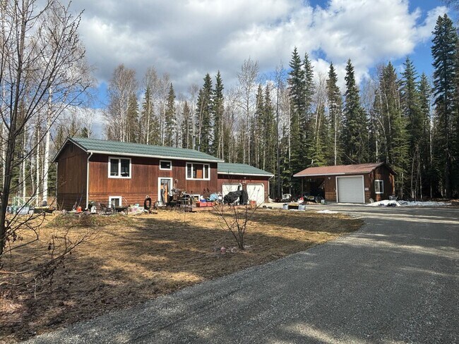 Spacious home in North Pole / 2 Car Garage - Spacious home in North Pole / 2 Car Garage