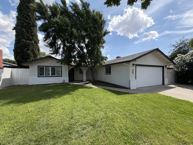 Building Photo - 2616 Casita Dr