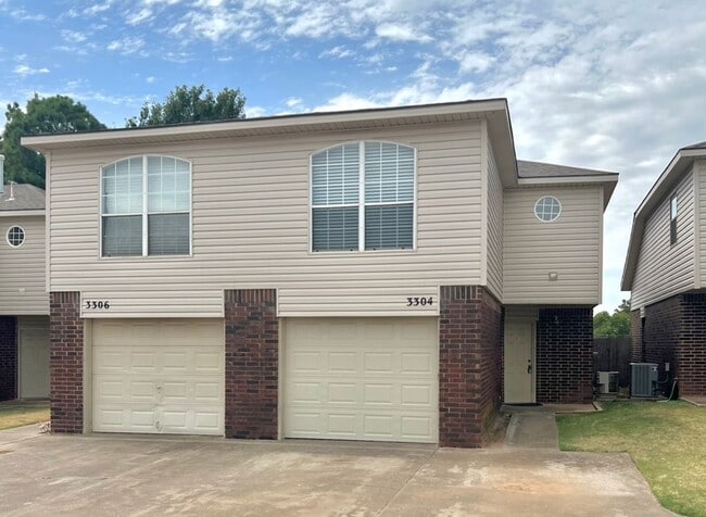 Building Photo - XL 2-bed 2-bath 1-car townhouse near OU Unit 3304