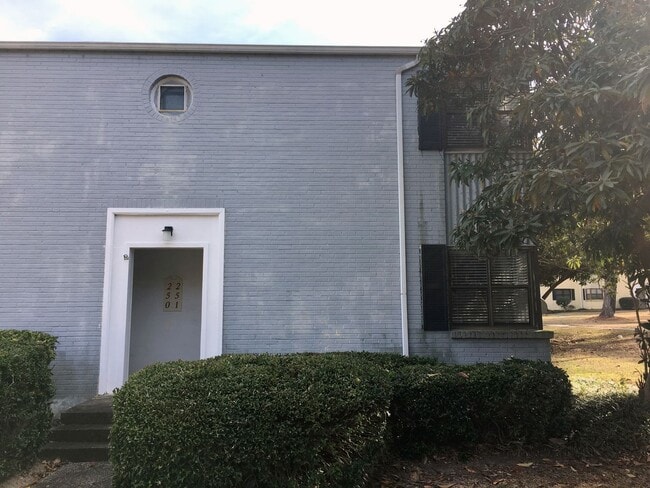 Building Photo - Townhouse in Hampton Hills