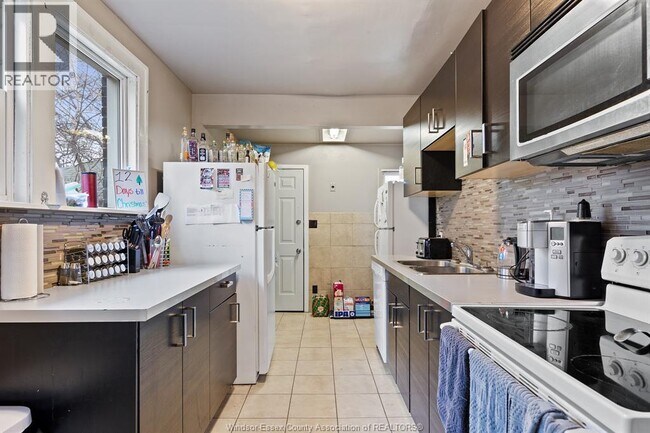 Photo - 554 Askin Ave