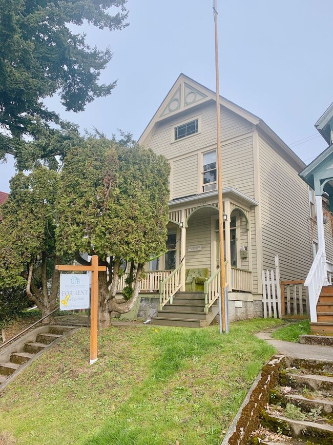 PRELEASE FOR JULY: 5 bdrm/2 bath near WWU... - PRELEASE FOR JULY:  5 bdrm/2 bath near WWU... House