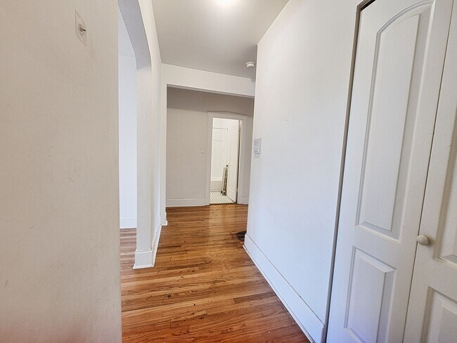 Photo - Spacious Renovated Top Floor 2bed/1bath In West Rogers Park Unit 2708-3S