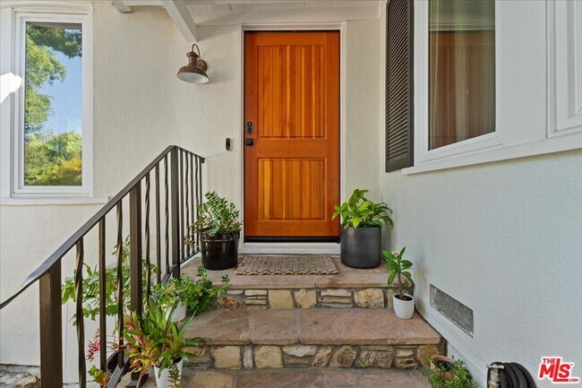 Photo - 4104 Saugus Ave