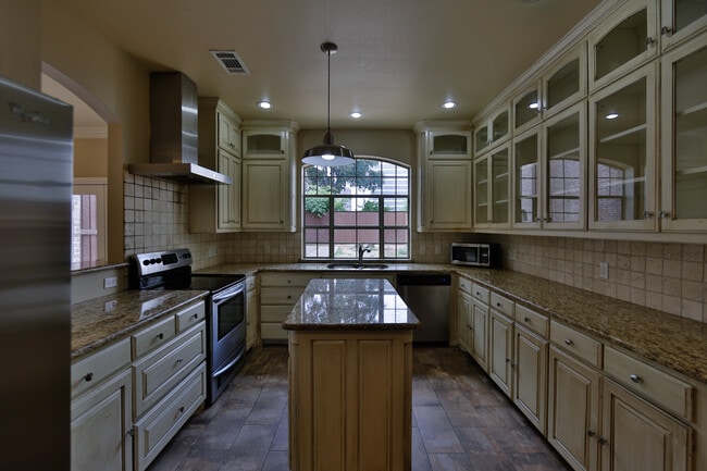 Photo - 2921 Normah St