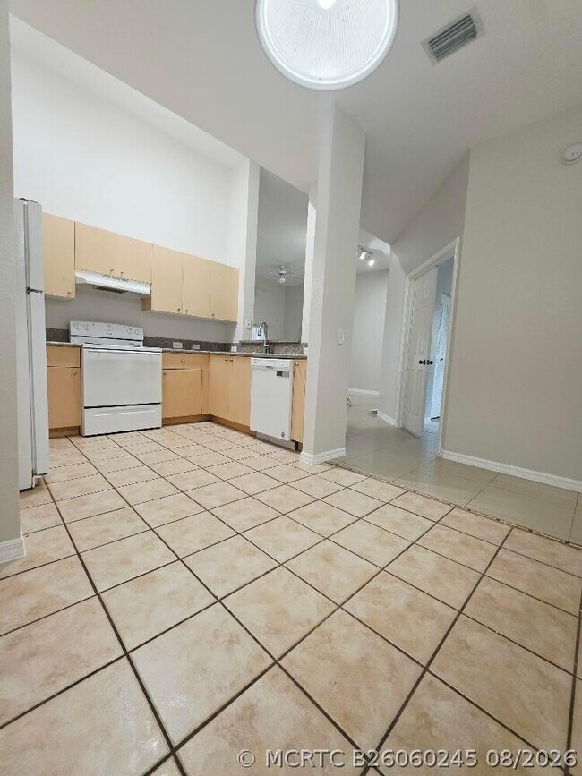 260 Crestwood Cir Unit 102