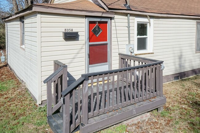 Building Photo - Three Bedroom Home!