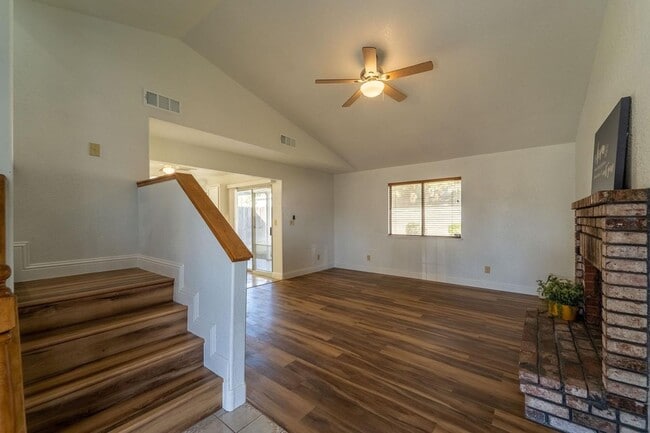 Photo - 3 bedroom minutes from shopping & freeway access!