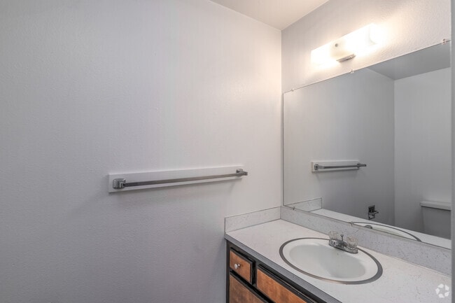 2 habitaciones, 1,5 baños - 895 pies cuadrados - Medio baño
