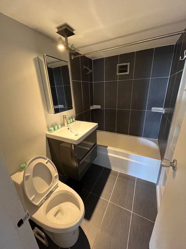 Baño - 2401 H St NW Unidad 602