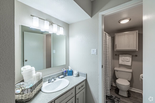 1BR, 1BA - 661 SF