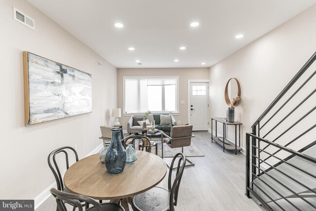 Photo - 1828 Hoffman St