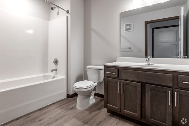 2BR, 2BA - 970SF - Primary Bathroom