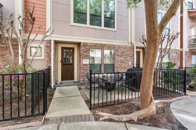 Building Photo - 1045 W 22nd St