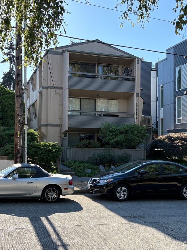 Building Photo - 6537 4th Ave NE Unit 5