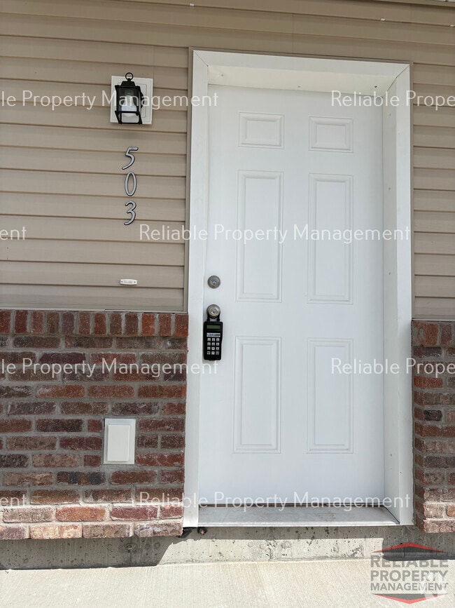 Building Photo - 2015 Lawrence Ln Unit 503 Rental