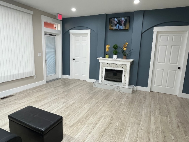 Photo - 613 W Clark St