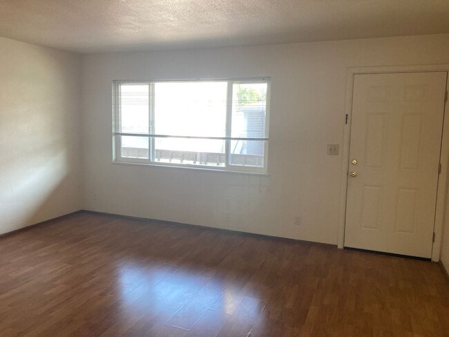 Photo - (WLO 13) Cozy 2 Bedroom, 1 Bath Just a Sto... Unidad 13