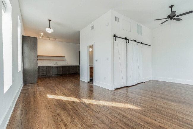 Studio with large closet/laundry/bath in center - 110 E Market St Unit B