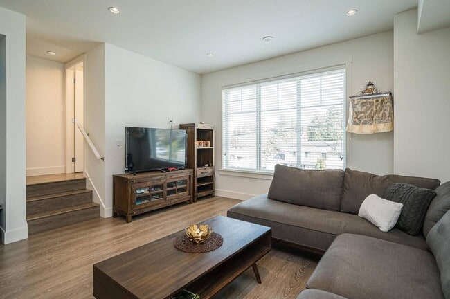 Photo - 11188-11172 72 Ave