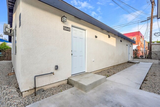 Building Photo - 5842-5840 Denver Ave Unit 5840 Denver Ave