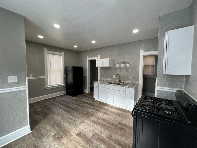 Building Photo - 2541 N 15th St Unit Lower