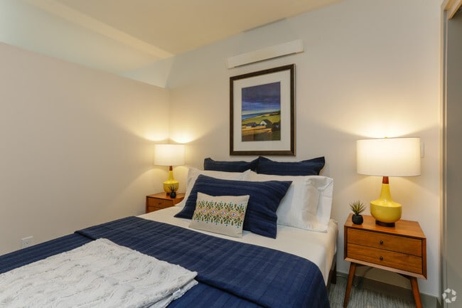1BR, 1BA - 700 SF