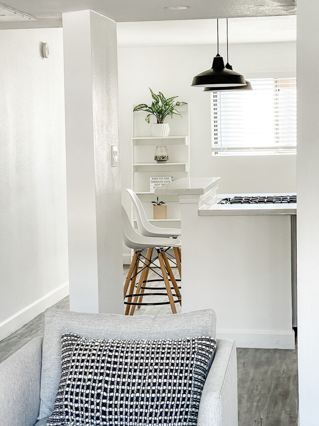 Kitchen Island - The Brentwood Apartments