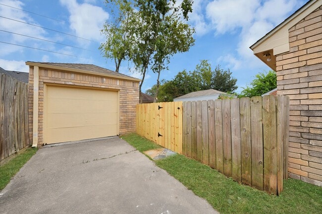 Photo - 5546 Santrey Dr