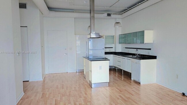 Photo - 10 SW South River Dr Unidad 802