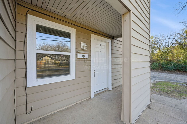 Building Photo - 817 S Elm St