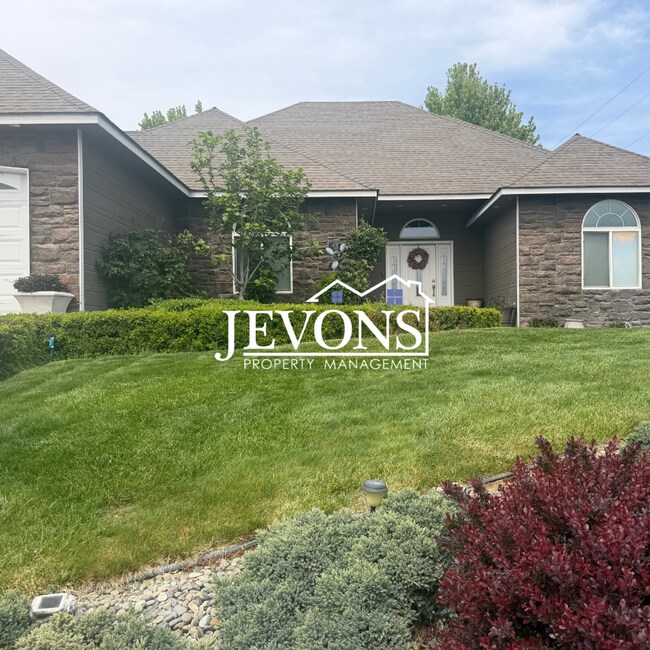 Building Photo - A charming and well-located single-family home in Yakima!