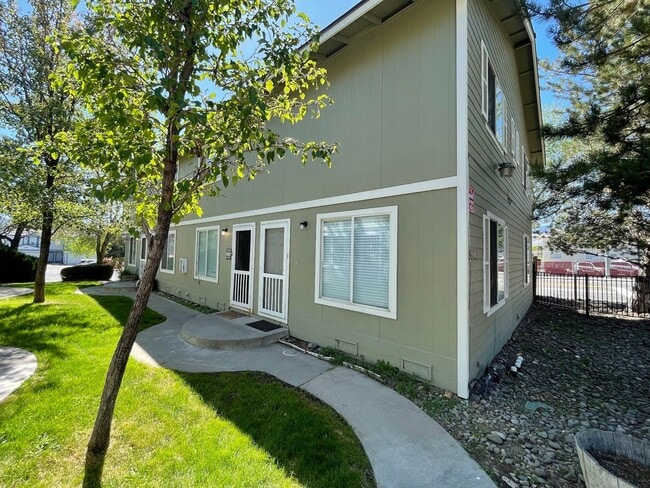 Building Photo - 3905 Pheasant Dr Unit 1