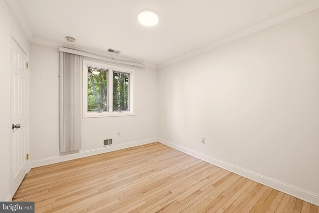 Photo - 8400 Thornden Terrace