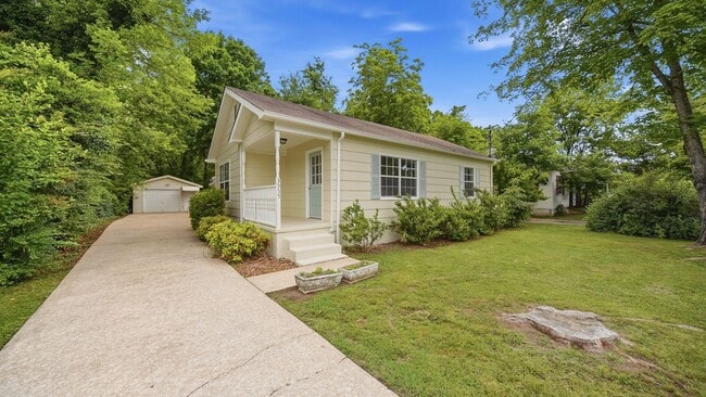 Building Photo - Adorable Home with PLENTY of space!
