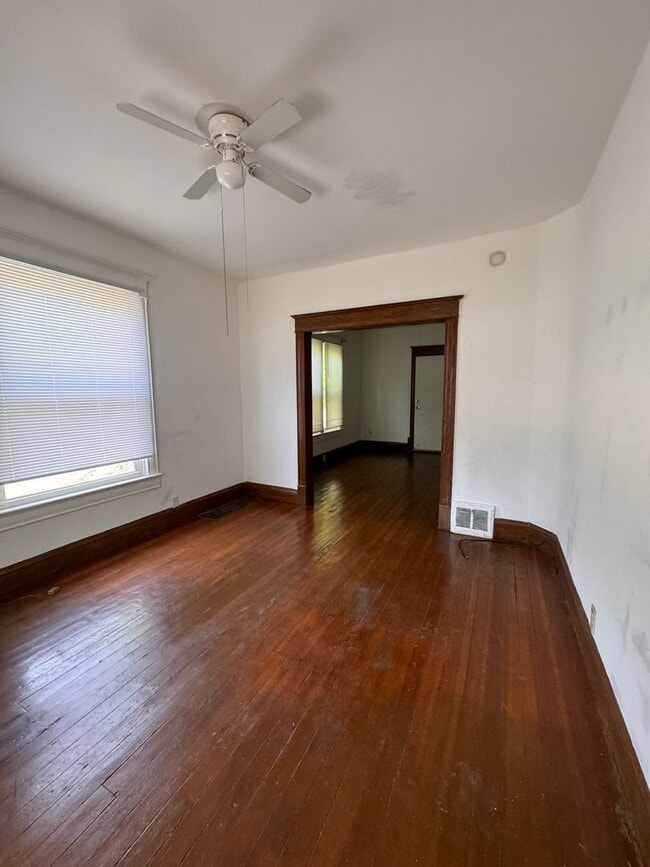 Photo - 3 bedroom 2 bathroom house. $1050.00
