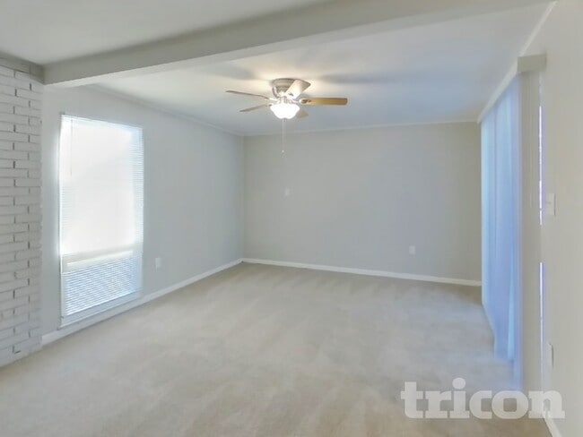 Photo - 546 W Palmeden Dr