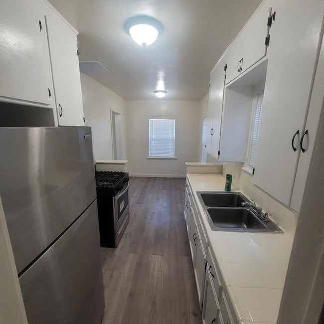 1050 W 84th Pl