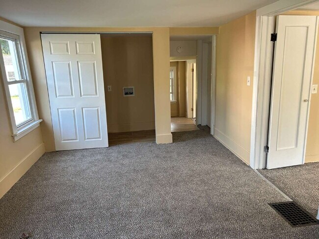 Building Photo - 2 Bedroom Apartment in Caledonia - Available Immediately Unit Apt 1