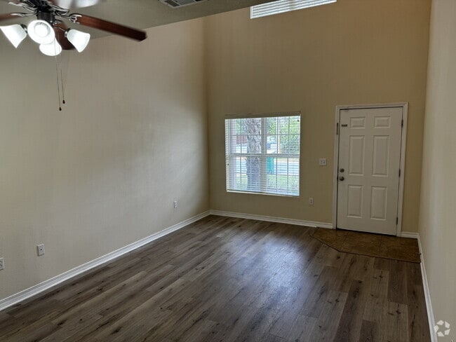 Building Photo - "Spacious 3-Bed Townhouse Oasis with 2.5 B...