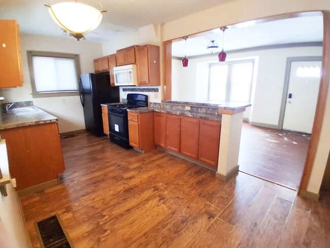 Photo - 2 BED 1 BATH SINGLE FAMILY HOME IN EUCLID!