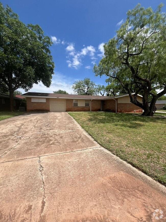 Building Photo - really Nice Family Home