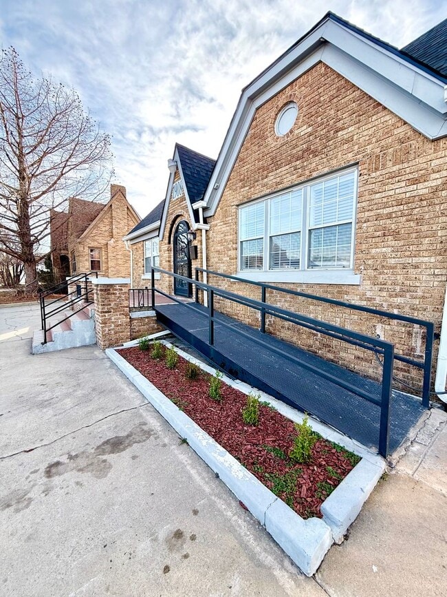 Building Photo - Large 4BD 2BA Home w/ Bonus Room close to Oklahoma City University!!