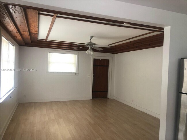 Photo - 1100 SW 10th St Unidad 1