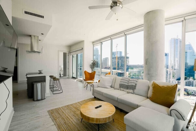 Building Photo - 615 W 7th St Rental