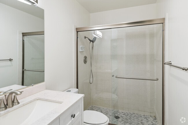 2BR, 2BA, Den - 1000SF - Primary Bathroom